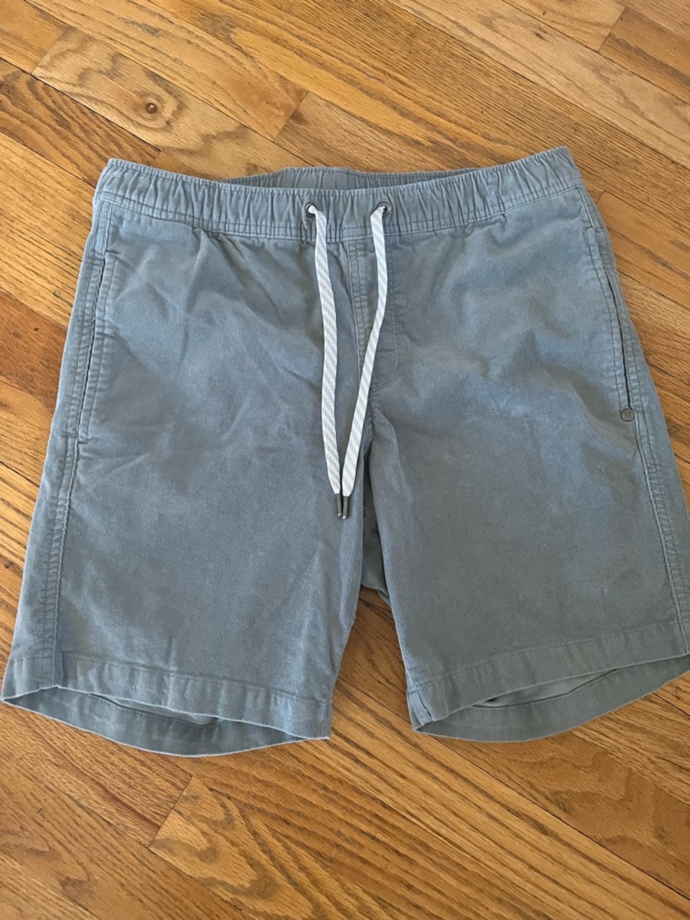 Vuori Men's Elastic Waist Shorts in green Gray medium